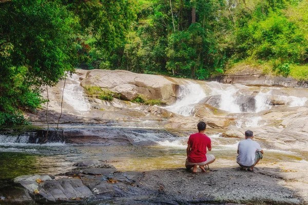 Fotoğrafçı ve güzel manzara doğa koyu renk stili ile su Güz