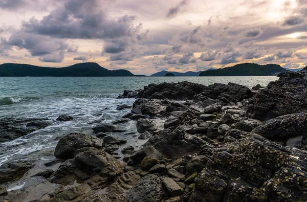 Deniz günbatımı veya gündoğumu ile renkli alacakaranlık bulutu ve gökyüzü