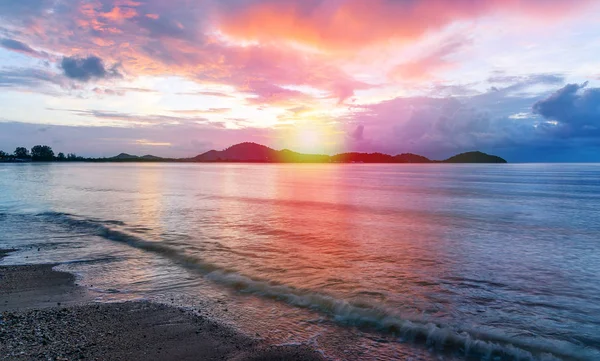 海の夕日や日の出の空と雲とトワイライトで日光のカラフルな — ストック写真