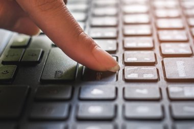Teknoloji ağ insanlar ve Internet bağlantı kavramı, el ile web tarama arama klavye laptop genç kadınların arka plan bulanık