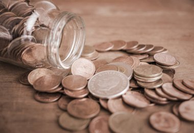 Para ve finans iş kavramı, ahşap arka plan vintage tarzı sikke para yığını için bankacılık hesap kaydetme