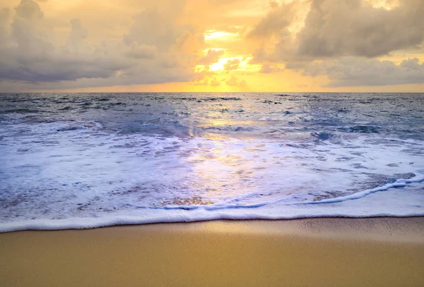 Strand Sonnenuntergang oder Sonnenaufgang mit buntem Wolkenhimmel und Sonnenlicht — Stockfoto