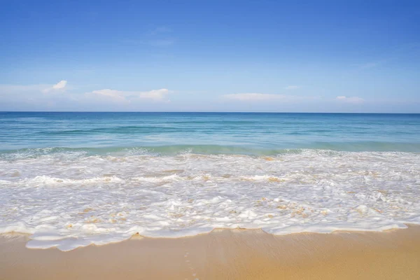 海滩砂，蔚蓝的大海，在蓝蓝的天空 — 图库照片