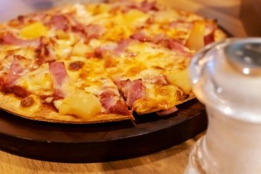 Bulanık ahşap pizza yemek