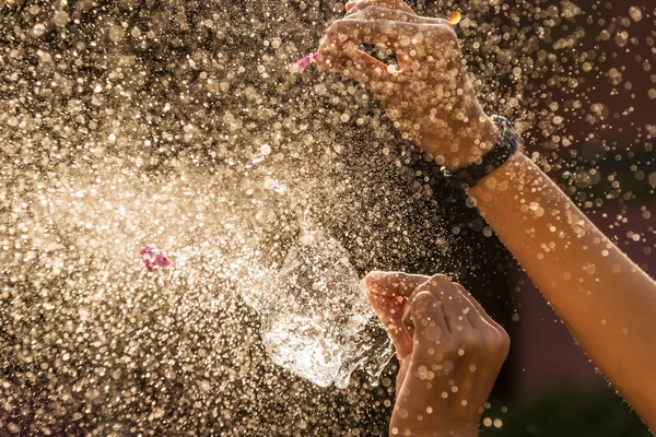 Tangan gadis dengan percikan air di latar belakang hitam — Stok Foto