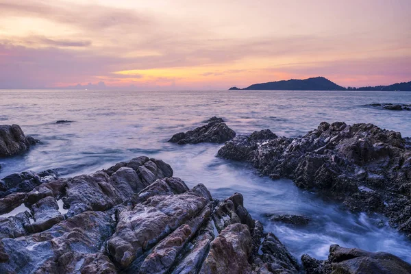 Tramonto sul mare o alba con cielo nuvoloso colorato — Foto Stock