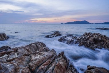 Alacakaranlıkta bulut gökyüzünün renkli ile deniz günbatımı veya gündoğumu