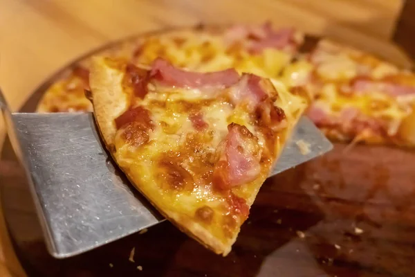 Makanan pizza di atas kayu kabur — Stok Foto
