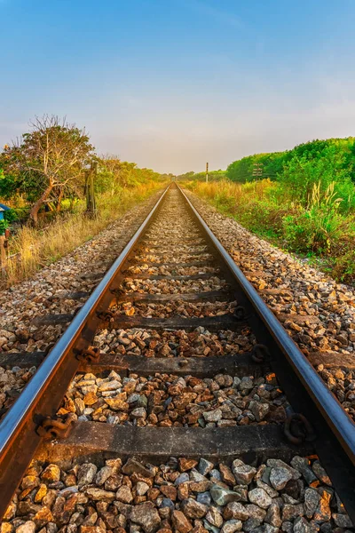 Kolejowe i kolejowe transport kolejowy z kolorem nieba sunl — Zdjęcie stockowe