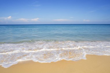 Mavi gökyüzü kum ve mavi deniz plaj