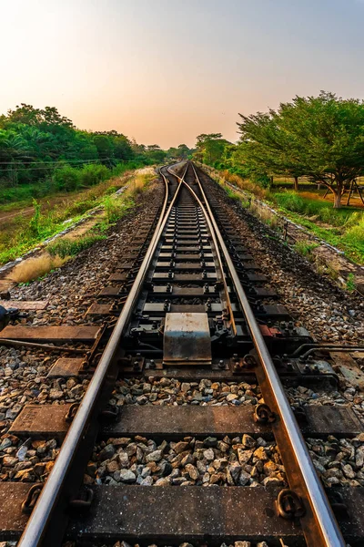 Spoorweg-en treinvervoer met de kleur van Sky sunl — Stockfoto