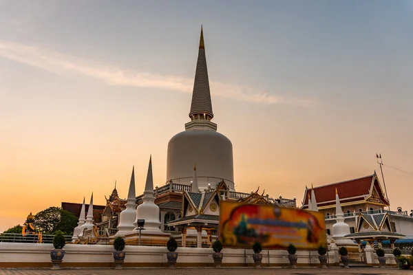 Pagoda nel tempio con cielo tramonto o alba al crepuscolo, Pubblico — Foto Stock