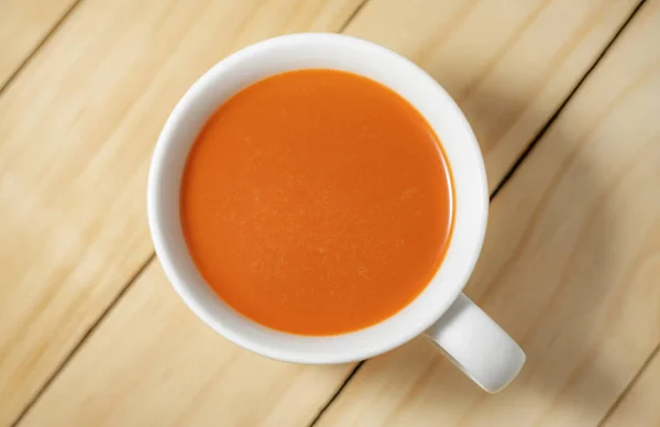 Čaj teplého mléka v bílém hrnku na dřevěném — Stock fotografie