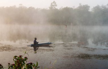 Fisheman teknede oturup nehirde balık arıyoruz