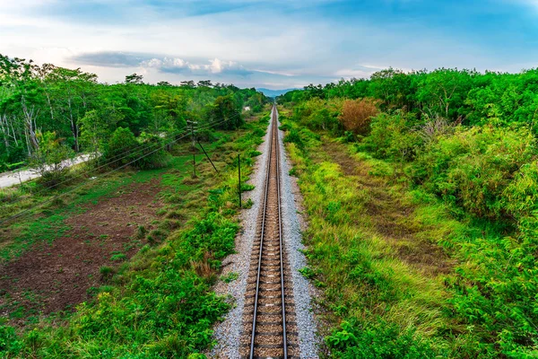 Железнодорожный и железнодорожный транспорт с цветом неба sunl — стоковое фото