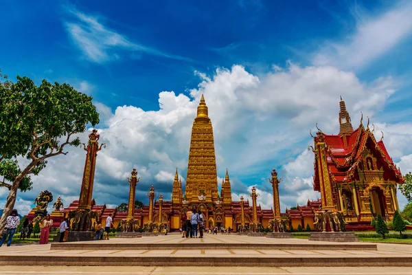 Chrám s Pagoda a modrou oblohou v denním světle, veřejný v Thajsku — Stock fotografie