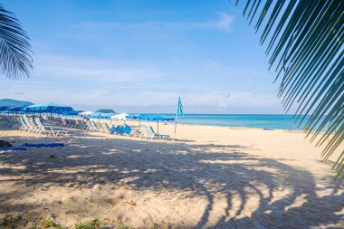 Plaj beyaz kum ve mavi deniz ve gökyüzü yaz sezonu ile