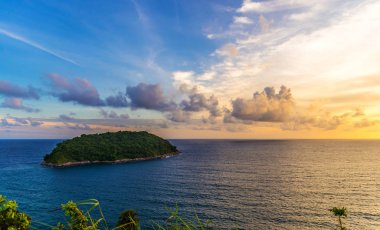 Deniz günbatımı veya gündoğumu ile renkli alacakaranlık bulutu ve gökyüzü