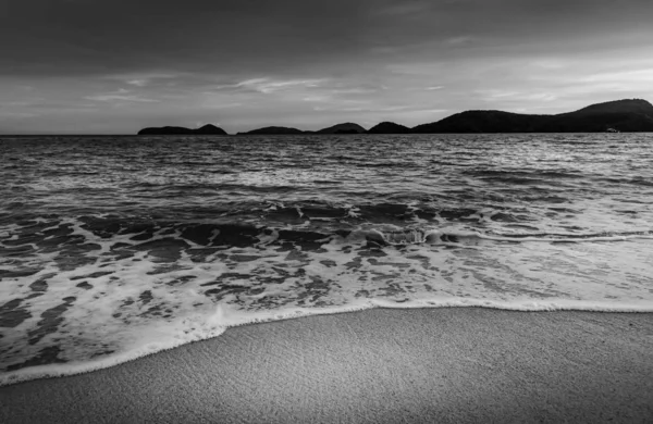 Playa puesta de sol o salida del sol con cielo nublado en la luz de la noche, Negro a — Foto de Stock