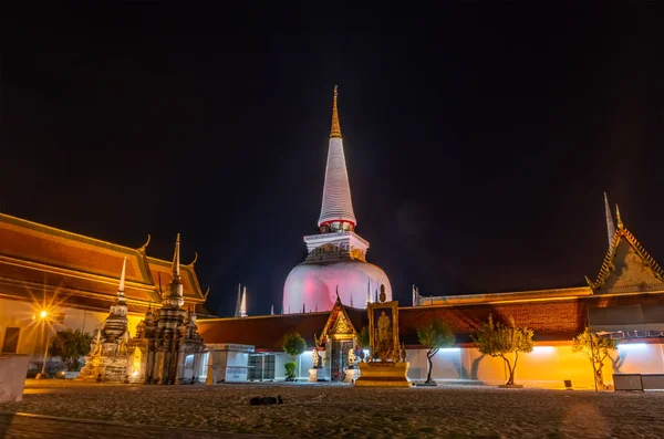 Ναός με παγόδα στο νυχτερινό ουρανό, δημόσια στην Ταϊλάνδη — Φωτογραφία Αρχείου