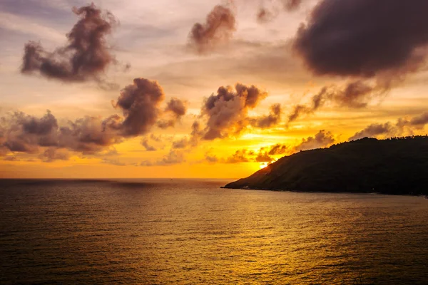 Puesta del sol del mar o salida del sol con colorido del cielo y de la nube en crepúsculo —  Fotos de Stock