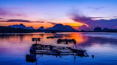 Deniz günbatımı veya gündoğumu ile renkli alacakaranlık bulutu ve gökyüzü