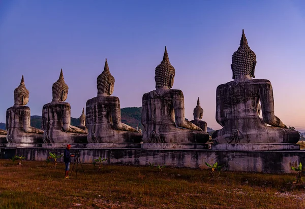 Grote Boeddha gestalte met kleur van hemel schemering, publiek in thailan — Stockfoto