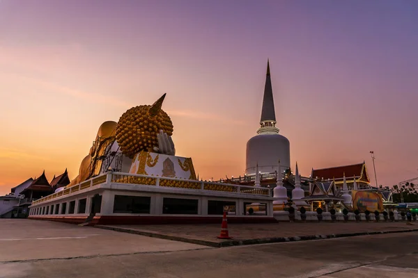 Templo con cielo pagoda puesta de sol o salida del sol en el crepúsculo, Público en —  Fotos de Stock