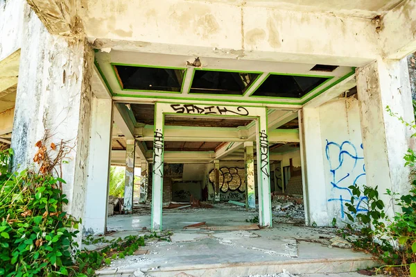 Abandoned and dilapidated buildings Because it was affected by t — Stock Photo, Image