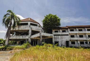 Terk edilmiş ve harap binalar t etkilenmiştir çünkü