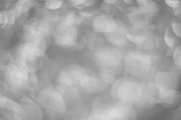 Абстрактный серебристый светлый боке на светлом размытом фоне — стоковое фото