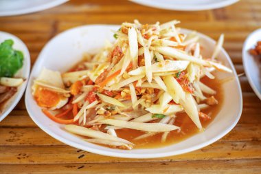 Tayland sokak yemeklerinde Papaya salatası veya Som tam.