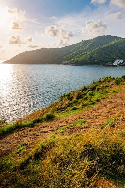 Lamphomthep phuket thailand, insel und meereslandschaft mit himmel und kl — Stockfoto