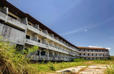 Terk edilmiş ve harap binalar t etkilenmiştir çünkü