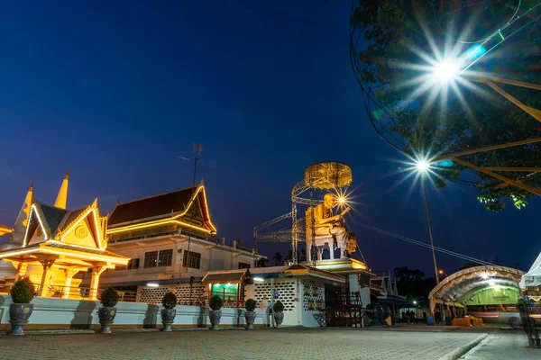 Tempel met pagode en kleur van de nachtelijke hemel, openbaar in Thailand — Stockfoto