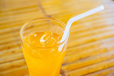 Cam su, soğuk su, masada tüp var.