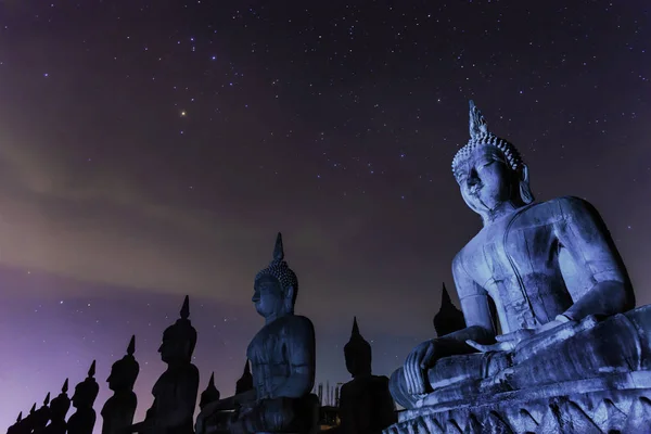 Melkweg met Boeddha gestalte donker filter stijl — Stockfoto
