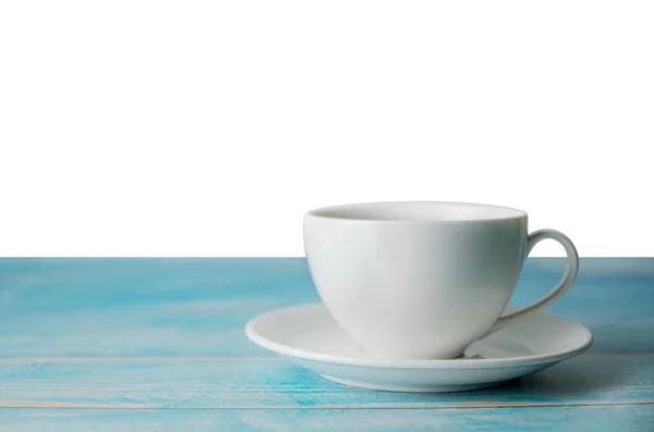 Uma xícara de café em madeira isolado fundo branco — Fotografia de Stock