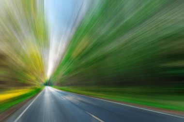 Bulanık asfalt yol Bulanık mavi gökyüzü