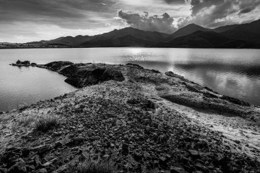 Doğa, nehir ve güneş ışığının akşam ışığı manzarası, siyah ve beyaz ve tek renkli