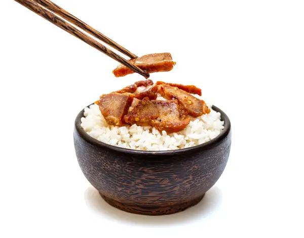 Arroz Blanco Con Cerdo Parrilla Tazón Negro Sobre Fondo Blanco —  Fotos de Stock