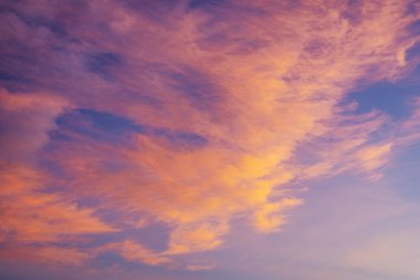 Renkli bulutların ve gökyüzünün arkaplanı: Alacakaranlıkta dramatik gün batımı, gökyüzünün güzelliği, soyut ve bulut arkaplanı deseni
