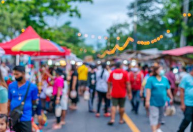 Soyut bulanıklık, insanlar yemek festivalinde arka plan tasarımı için bulanık, hafif bokeh ile sokakta yürüyor.