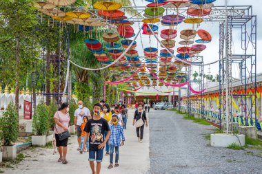 Nakhon si thammarat, Tayland - 31 Mayıs 2020: Tayland 'da bir tapınakta tanrılara ibadet etmek ve onları övmek için seyahat eden insanlar.