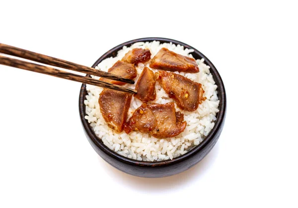 Weißer Reis Mit Gegrilltem Schweinefleisch Schwarzer Schüssel Auf Weißem Hintergrund — Stockfoto