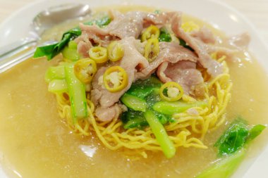 Sebzeli erişte, bulanık arka planda domuz eti, Asya erişte yaşam tarzı, lezzetli Asya eriştesi.