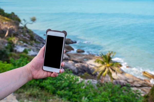 Akıllı Telefon Kullanan Genç Kadınlar Sabah Vakti Mavi Deniz Manzarası — Stok fotoğraf