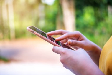 Sosyal ağ ve ağ kurma kavramı, bulanık arka planda akıllı cep telefonu olan El Kadınları, 