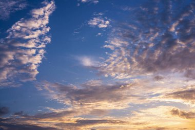 Soyut ve bulutlu arka plan deseni, renkli bulut deseni ve gökyüzü günbatımı ya da gün doğumu: Alacakaranlıkta dramatik gün batımı, gökyüzünün güzelliği
