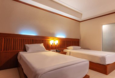 Mutlu yatak odası, rahat yatak ve yastıklar pencere, oda ve iç mekan kavramının üzerinde.